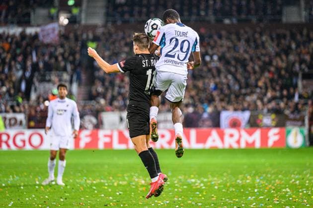 Fußball I Herren I Saison 2025-2026 I DFB-Pokal I 2. Runde I FC St. Pauli - TSG 1899 Hoffenheim I 28.10.2025 Arkadiusz Pyrka (11, FC St. Pauli), Bazoumana Toure (29, TSG 1899 Hoffenheim) Hamburg Millerntor-Stadion Hamburg Deutschland Copyright: xLobecax xHenningxRohlfsx