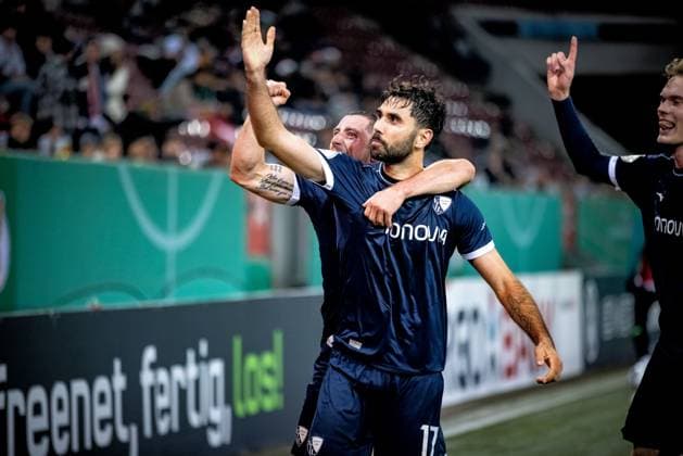 Fussball, Saison 2025 2026, DFB-Pokal, WWK-Arena Augsburg, 2. Runde, FC Augsburg - VfL Bochum, 28.10.2025 28.10.2025, Fussball, Saison 2025 2026, DFB-Pokal, WWK-Arena Augsburg, 2. Runde, FC Augsburg - VfL Bochum, Torjubel Jubel Freude nach Treffer Tor Torschuss zum 0:1 durch 17 Gerrit Holtmann (VfL Bochum). Foto: Lucca Fundel Augsburg WWK-Arena Bayern Deutschland *** Football, Season 2025 2026, DFB Pokal, WWK Arena Augsburg, 2 Round, FC Augsburg VfL Bochum, 28 10 2025 28 10 2025, Football, Season 2025 2026, DFB Pokal, WWK Arena Augsburg, 2 Round, FC Augsburg VfL Bochum, Goal jubilation Joy after goal Goal shot to 0 1 by 17 Gerrit Holtmann VfL Bochum Photo Lucca Fundel Augsburg WWK Arena Bayern Germany