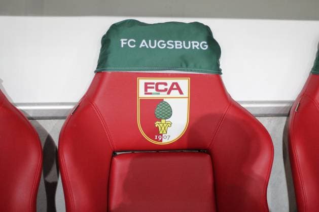 Deutschland: DFB-Pokal 2025 26, 2. Runde - FC Augsburg vs VfL Bochum - WWK Arena (Augsburg): Trainerbank Augsburg WWK Arena Bayern Deutschland Copyright: xBenedictxChristx
