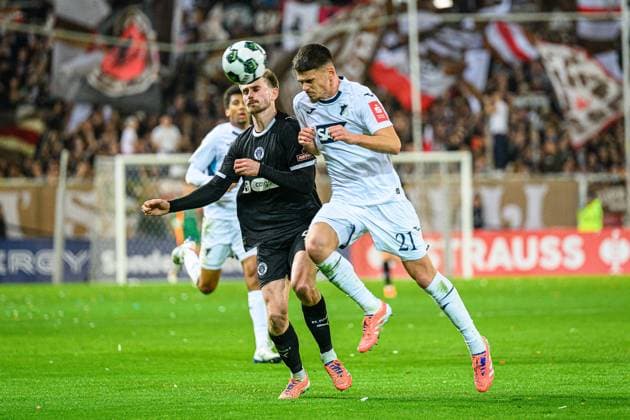Fußball I Herren I Saison 2025-2026 I DFB-Pokal I 2. Runde I FC St. Pauli - TSG 1899 Hoffenheim I 28.10.2025 Eric Smith (8, FC St. Pauli), Albian Hajdari (21, TSG 1899 Hoffenheim) Hamburg Millerntor-Stadion Hamburg Deutschland Copyright: xLobecax xHenningxRohlfsx