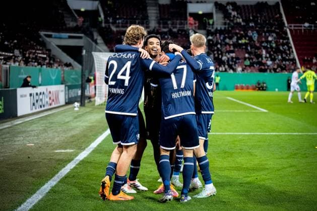 Fussball, Saison 2025 2026, DFB-Pokal, WWK-Arena Augsburg, 2. Runde, FC Augsburg - VfL Bochum, 28.10.2025 28.10.2025, Fussball, Saison 2025 2026, DFB-Pokal, WWK-Arena Augsburg, 2. Runde, FC Augsburg - VfL Bochum, Torjubel Jubel Freude nach Treffer Tor Torschuss zum 0:1 durch 17 Gerrit Holtmann (VfL Bochum). Team Mannschaft VfL Bochum v.l. 24 Mats Pannewig (VfL Bochum), 21 Francis Onyeka (VfL Bochum), 17 Gerrit Holtmann (VfL Bochum) Foto: Lucca Fundel Augsburg WWK-Arena Bayern Deutschland