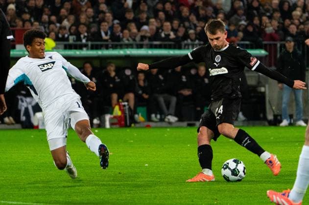 Torschuss Torchance Connor Metcalfe (FC St. Pauli, 24) gegen Bernardo (TSG 1899 Hoffenheim, 13), GER, FC St. Pauli vs. TSG 1899 Hoffenheim, Fußball, DFB Pokal, 2. Runde, Saison 2025 2026, 28.10.2025 DFL REGULATIONS PROHIBIT ANY USE OF PHOTOGRAPHS AS IMAGE SEQUENCES AND OR QUASI-VIDEO GER, FC St. Pauli vs. TSG 1899 Hoffenheim, Fußball, DFB Pokal, 2. Runde, Saison 2025 2026, 28.10.2025 Hamburg Copyright: xEibner-Pressefoto MaxxVincenx EP_MVN