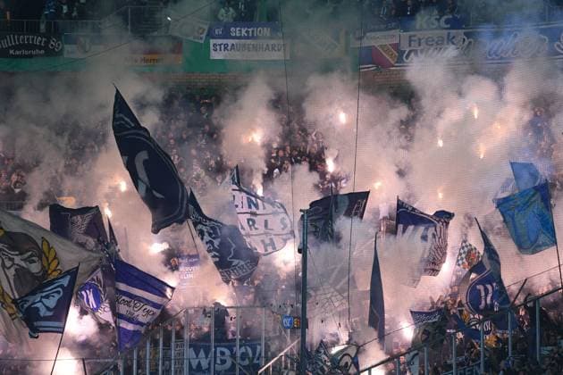 Fußball DFB-Pokal 2. Runde Borussia Mönchengladbach - Karlsruher SC am 28.10.2025 im Borussia-Park in Mönchengladbach Karlsruher Fans zünden Bengalos Pyro Pyrotechnik Leuchtkörper Rauchbomben im Fanblock DFB regulations prohibit any use of photographs as image sequences and or quasi-video. *** Soccer DFB Cup 2nd round Borussia Mönchengladbach Karlsruher SC on 28 10 2025 at Borussia Park in Mönchengladbach Karlsruher fans ignite Bengalos Pyro Pyrotechnics Flares Smoke bombs in the fan block DFB regulations prohibit any use of photographs as image sequences and or quasi video xRx