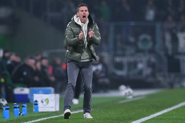Fußball DFB-Pokal 2. Runde Borussia Mönchengladbach - Karlsruher SC am 28.10.2025 im Borussia-Park in Mönchengladbach Christian Eichner ( Trainer Cheftrainer Karlsruhe ) DFB regulations prohibit any use of photographs as image sequences and or quasi-video.