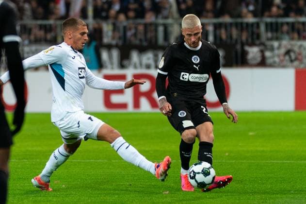 Louis Oppie (FC St. Pauli, 23) beim Pass gegen Grischa Proemel (TSG 1899 Hoffenheim, 06), GER, FC St. Pauli vs. TSG 1899 Hoffenheim, Fußball, DFB Pokal, 2. Runde, Saison 2025 2026, 28.10.2025 DFL REGULATIONS PROHIBIT ANY USE OF PHOTOGRAPHS AS IMAGE SEQUENCES AND OR QUASI-VIDEO GER, FC St. Pauli vs. TSG 1899 Hoffenheim, Fußball, DFB Pokal, 2. Runde, Saison 2025 2026, 28.10.2025 Hamburg Copyright: xEibner-Pressefoto MaxxVincenx EP_MVN