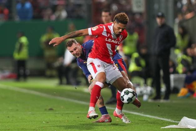 28.10.2025, xtgx, Fussball DFB Pokal 2. Runde, FC Energie Cottbus - RB Leipzig emspor, v.l. David Raum (Leipzig, 22), Justin Butler (Cottbus, 31) Zweikampf, Duell, Kampf, tackle (DFL DFB REGULATIONS PROHIBIT ANY USE OF PHOTOGRAPHS as IMAGE SEQUENCES and or QUASI-VIDEO) Cottbus