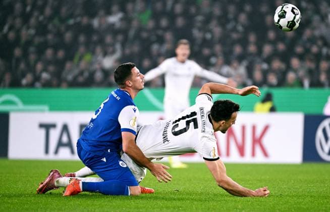 Fussball, DFB Pokal, Deutschland, Herren, Saison 2025 2026, 2. Runde, Borussia Park Mönchengladbach, Bor. Mönchengladbach - Karlsruher SC; Nicolai Rapp (KSC), Haris Tabakovic (BMG). Aktion