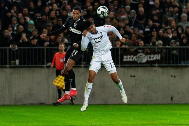 Andreas Hountondji (FC St. Pauli, 27) im Kopfball Duell mit Bernardo (TSG 1899 Hoffenheim, 13), GER, FC St. Pauli vs. TSG 1899 Hoffenheim, Fußball, DFB Pokal, 2. Runde, Saison 2025 2026, 28.10.2025 DFL REGULATIONS PROHIBIT ANY USE OF PHOTOGRAPHS AS IMAGE SEQUENCES AND OR QUASI-VIDEO GER, FC St. Pauli vs. TSG 1899 Hoffenheim, Fußball, DFB Pokal, 2. Runde, Saison 2025 2026, 28.10.2025 Hamburg Copyright: xEibner-Pressefoto MaxxVincenx EP_MVN