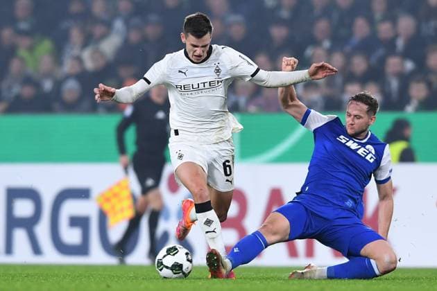 Fußball DFB-Pokal 2. Runde Borussia Mönchengladbach - Karlsruher SC am 28.10.2025 im Borussia-Park in Mönchengladbach Yannik Engelhardt ( Mönchengladbach ), links - Christoph Kobald ( Karlsruhe ), rechts DFB regulations prohibit any use of photographs as image sequences and or quasi-video.