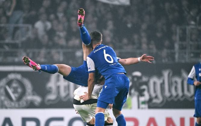 Fussball, DFB Pokal, Deutschland, Herren, Saison 2025 2026, 2. Runde, Borussia Park Mönchengladbach, Bor. Mönchengladbach - Karlsruher SC; Marcel Beifus (KSC), Nicolai Rapp (KSC), Haris Tabakovic (BMG). Aktion