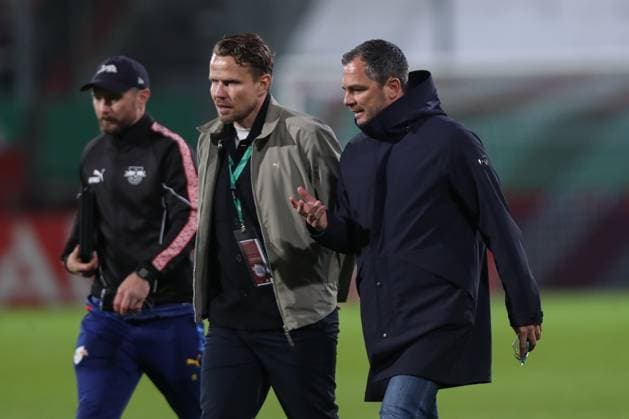 28.10.2025, xtgx, Fussball DFB Pokal 2. Runde, FC Energie Cottbus - RB Leipzig emspor, v.l. Sebastian Schuppan (Leipzig), Marcel Schaefer (Schäfer, Leipzig, Geschaeftsfuehrer) (DFL DFB REGULATIONS PROHIBIT ANY USE OF PHOTOGRAPHS as IMAGE SEQUENCES and or QUASI-VIDEO) Cottbus