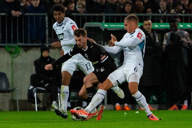 Connor Metcalfe (FC St. Pauli, 24) im Zweikampf, Kampf um den Ball mit Grischa Proemel (TSG 1899 Hoffenheim, 06) und Bernardo (TSG 1899 Hoffenheim, 13), GER, FC St. Pauli vs. TSG 1899 Hoffenheim, Fußball, DFB Pokal, 2. Runde, Saison 2025 2026, 28.10.2025 DFL REGULATIONS PROHIBIT ANY USE OF PHOTOGRAPHS AS IMAGE SEQUENCES AND OR QUASI-VIDEO GER, FC St. Pauli vs. TSG 1899 Hoffenheim, Fußball, DFB Pokal, 2. Runde, Saison 2025 2026, 28.10.2025 Hamburg Copyright: xEibner-Pressefoto MaxxVincenx EP_MVN