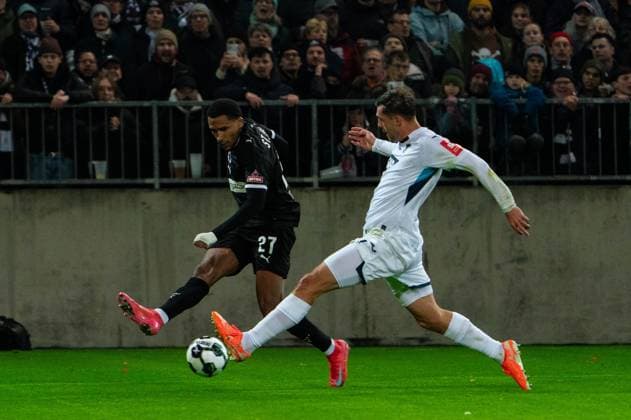 Andreas Hountondji (FC St. Pauli, 27) Flanke, Pass, Leon Avdullahu (TSG 1899 Hoffenheim, 07), GER, FC St. Pauli vs. TSG 1899 Hoffenheim, Fußball, DFB Pokal, 2. Runde, Saison 2025 2026, 28.10.2025 DFL REGULATIONS PROHIBIT ANY USE OF PHOTOGRAPHS AS IMAGE SEQUENCES AND OR QUASI-VIDEO GER, FC St. Pauli vs. TSG 1899 Hoffenheim, Fußball, DFB Pokal, 2. Runde, Saison 2025 2026, 28.10.2025 Hamburg Copyright: xEibner-Pressefoto MaxxVincenx EP_MVN
