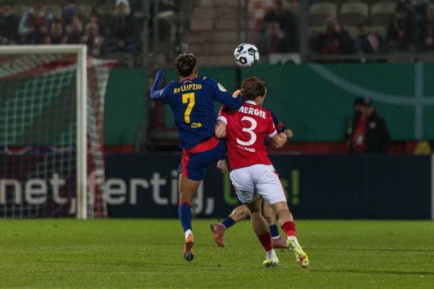 GER, DFB-Pokal, 2. Runde, FC Energie Cottbus - RB Leipzig 28.10.2025, LEAG Energie Stadion, Cottbus, GER, DFB-Pokal, 2. Runde, FC Energie Cottbus - RB Leipzig Antonio Nusa (RB Leipzig 7), Henry Rorig (FC Energie Cottbus 3) Â