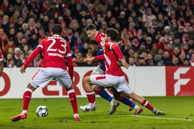 GER, DFB-Pokal, 2. Runde, FC Energie Cottbus - RB Leipzig 28.10.2025, LEAG Energie Stadion, Cottbus, GER, DFB-Pokal, 2. Runde, FC Energie Cottbus - RB Leipzig Ridle Baku (RB Leipzig 17), Dominik Pelivan (FC Energie Cottbus 5) Â