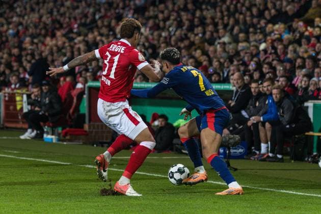 GER, DFB-Pokal, 2. Runde, FC Energie Cottbus - RB Leipzig 28.10.2025, LEAG Energie Stadion, Cottbus, GER, DFB-Pokal, 2. Runde, FC Energie Cottbus - RB Leipzig Antonio Nusa (RB Leipzig 7), Justin Butler (FC Energie Cottbus 31) Â