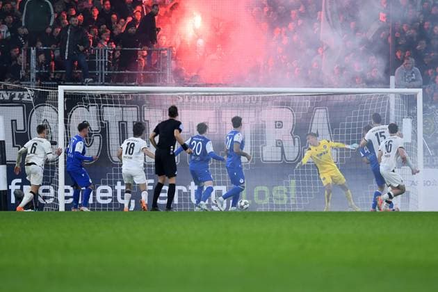 Fußball DFB-Pokal 2. Runde Borussia Mönchengladbach - Karlsruher SC am 28.10.2025 im Borussia-Park in Mönchengladbach Tor zum 2:0 durch Nico Elvedi ( Mönchengladbach ) DFB regulations prohibit any use of photographs as image sequences and or quasi-video.