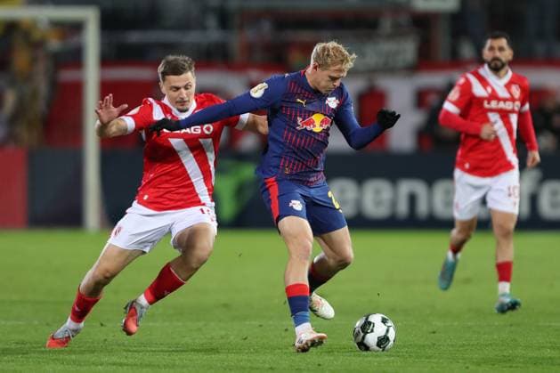 28.10.2025, xtgx, Fussball DFB Pokal 2. Runde, FC Energie Cottbus - RB Leipzig emspor, v.l. Erik Engelhardt (Cottbus, 18), Xaver Schlager (Leipzig, 24) Zweikampf, Duell, Kampf, tackle (DFL DFB REGULATIONS PROHIBIT ANY USE OF PHOTOGRAPHS as IMAGE SEQUENCES and or QUASI-VIDEO) Cottbus