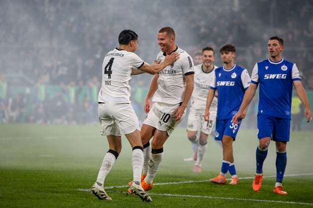 Mönchengladbach, Deutschland, 28.10.25: Nico Elvedi (Borussia Mönchengladbach) Torjubel, jubelt nach seinem Treffer zum 2 waehrend des Spiels der DFB-Pokal 2. Runde zwischen Borussia Mönchengladbach vs Karlsruher SC im Stadion im Borussia Park Mönchengladbach Stadion im Borussia Park North Rhine-Westphalia Germany Copyright: xBrauer-Fotoagenturx xAdrianxSchlx