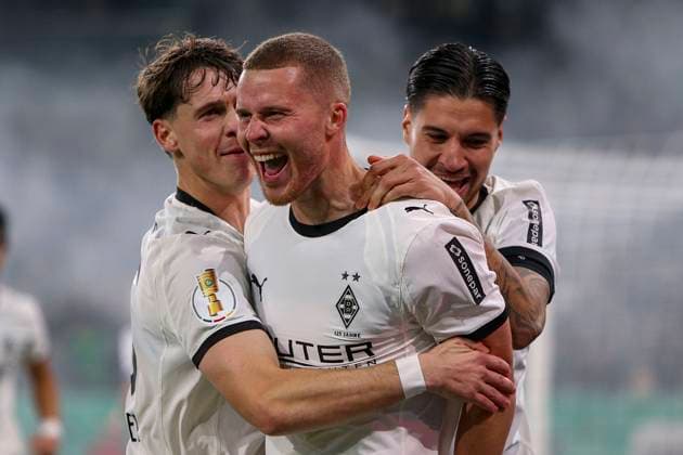 Mönchengladbach, Deutschland, 28.10.25: Nico Elvedi (Borussia Mönchengladbach) Torjubel, jubelt mit seiner Mannschaft nach dem Treffer zum 2:0 waehrend des Spiels der DFB-Pokal 2. Runde zwischen Borussia Mönchengladbach vs Karlsruher SC im Stadion im Borussia Park Mönchengladbach Stadion im Borussia Park North Rhine-Westphalia Germany Copyright: xBrauer-Fotoagenturx xAdrianxSchlx