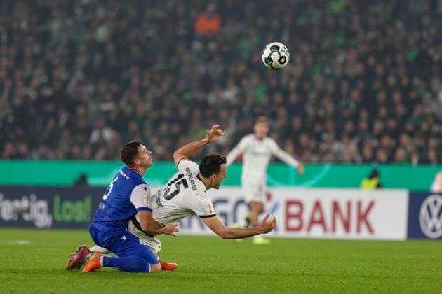Mönchengladbach, Deutschland, 28.10.25: Nicolai Rapp (Karlsruher SC) und Haris Tabakovic (Borussia Mönchengladbach) im Kampf um den Ball waehrend des Spiels der DFB-Pokal 2. Runde zwischen Borussia Mönchengladbach vs Karlsruher SC im Stadion im Borussia Park Mönchengladbach Stadion im Borussia Park North Rhine-Westphalia Germany Copyright: xBrauer-Fotoagenturx xAdrianxSchlx