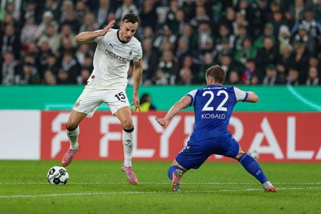 Mönchengladbach, Deutschland, 28.10.25: Haris Tabakovic (Borussia Mönchengladbach) und Christoph Kobald (Karlsruher SC) im Kampf um den Ball waehrend des Spiels der DFB-Pokal 2. Runde zwischen Borussia Mönchengladbach vs Karlsruher SC im Stadion im Borussia Park Mönchengladbach Stadion im Borussia Park North Rhine-Westphalia Germany Copyright: xBrauer-Fotoagenturx xAdrianxSchlx