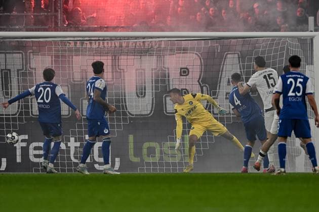 28.10.2025, Fussball: DFB Pokal, Saison 2025 2026, 2. Runde, Borussia Moenchengladbach vs. Karlsruher SC im Borussia Park in Moenchengladbach. Hans Christian Bernat (Karlsruher SC, 01) kann das Tor zum 2:0 nicht verhindern. Wichtiger Hinweis: Gemaess den Vorgaben der DFL Deutsche Fussball Liga bzw. des DFB Deutscher Fussball-Bund ist es untersagt, in dem Stadion und oder vom Spiel angefertigte Fotoaufnahmen in Form von Sequenzbildern und oder videoaehnlichen Fotostrecken zu verwerten bzw. verwerten zu lassen. Foto: Kirchner-Media Thomas Haesler Copyright: xKirchner-Media ThomasxHaeslerx