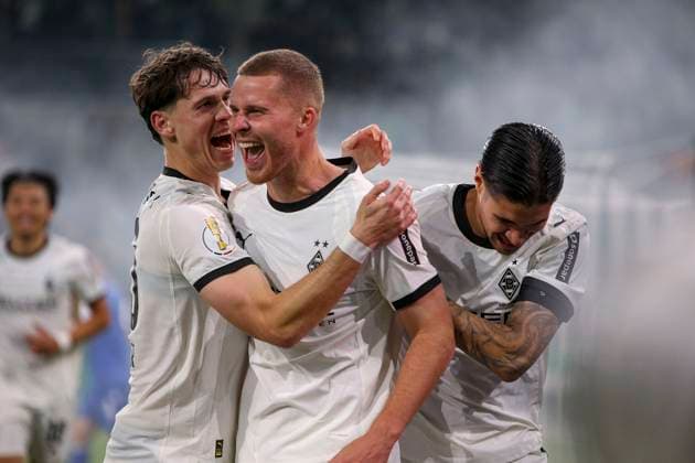 Mönchengladbach, Deutschland, 28.10.25: Nico Elvedi (Borussia Mönchengladbach) Torjubel, jubelt mit seiner Mannschaft nach dem Treffer zum 2:0 waehrend des Spiels der DFB-Pokal 2. Runde zwischen Borussia Mönchengladbach vs Karlsruher SC im Stadion im Borussia Park Mönchengladbach Stadion im Borussia Park North Rhine-Westphalia Germany Copyright: xBrauer-Fotoagenturx xAdrianxSchlx