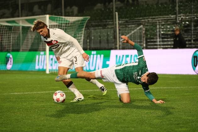 Fußball I Herren I Saison 2025 2026 I Regionalliga Nord I 16. Spieltag I VfB Lübeck - FC St. Pauli II I 28.10.2025 Jannik Robatsch (3, VfB Lübeck) & Ramiz Demir (28, VfB Lübeck) Lübeck Stadion an der Lohmühle Schleswig-Holstein Deutschland Copyright: xLobeca VivianxPfaffx