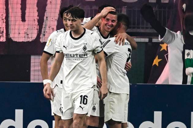 Nico Elvedi (Moenchengladbach 30) jubelt nach dem Tor zum 2:0 mit der Mannschaft 28.10.2025 Fussball Borussia Moenchengladbach vs Karlsruher SC, Borussia-Park, Moenchengladbach, DFB DFL REGULATIONS PROHIBIT ANY USE OF PHOTOGRAPHS AS IMAGE SEQUENCES AND OR QUASI-VIDEO