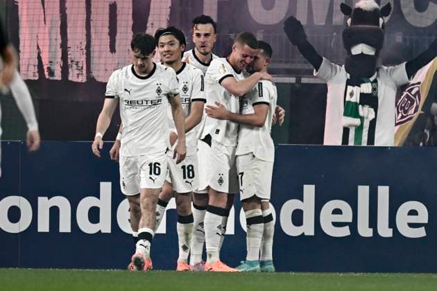 Nico Elvedi (Moenchengladbach 30) jubelt nach dem Tor zum 2:0 mit der Mannschaft 28.10.2025 Fussball Borussia Moenchengladbach vs Karlsruher SC, Borussia-Park, Moenchengladbach, DFB DFL REGULATIONS PROHIBIT ANY USE OF PHOTOGRAPHS AS IMAGE SEQUENCES AND OR QUASI-VIDEO