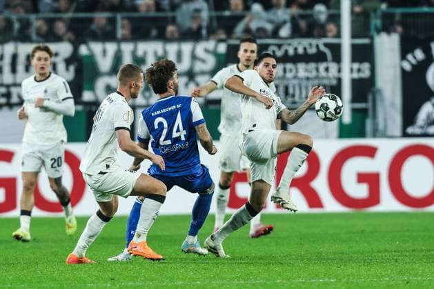 Fussball, DFB-Pokal Saison 2025 2026 2. Runde Borussia Mönchengladbach - Karlsruher SC 28.10.2025, BORUSSIA-PARK Fabian Schleusener (Karlsruher SC, 24) Kevin Diks (Borussia Mönchengladbach, 4) Mönchengladbach BORUSSIA-PARK Nordrhein-Westfalen Deutschland
