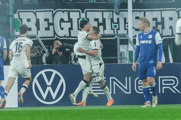 Fussball, DFB-Pokal Saison 2025 2026 2. Runde Borussia Mönchengladbach - Karlsruher SC 28.10.2025, BORUSSIA-PARK Torjubel Borussia Mönchengladbach nach dem Tor zum 2-0 durch Nico Elvedi (Borussia Mönchengladbach, 30) Mönchengladbach BORUSSIA-PARK Nordrhein-Westfalen Deutschland