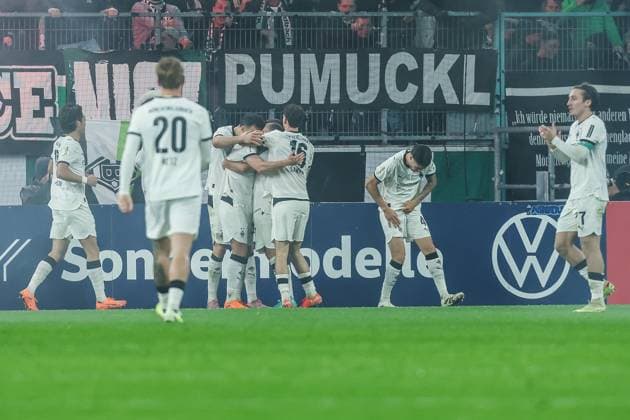 Fussball, DFB-Pokal Saison 2025 2026 2. Runde Borussia Mönchengladbach - Karlsruher SC 28.10.2025, BORUSSIA-PARK Torjubel Borussia Mönchengladbach nach dem Tor zum 2-0 durch Nico Elvedi (Borussia Mönchengladbach, 30) Mönchengladbach BORUSSIA-PARK Nordrhein-Westfalen Deutschland