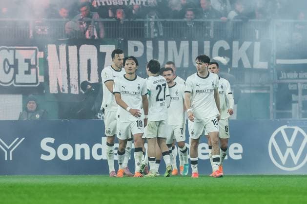 Fussball, DFB-Pokal Saison 2025 2026 2. Runde Borussia Mönchengladbach - Karlsruher SC 28.10.2025, BORUSSIA-PARK Torjubel Borussia Mönchengladbach nach dem Tor zum 2-0 durch Nico Elvedi (Borussia Mönchengladbach, 30) Mönchengladbach BORUSSIA-PARK Nordrhein-Westfalen Deutschland