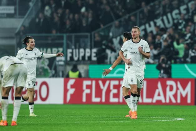 Fussball, DFB-Pokal Saison 2025 2026 2. Runde Borussia Mönchengladbach - Karlsruher SC 28.10.2025, BORUSSIA-PARK Torjubel Borussia Mönchengladbach nach dem Tor zum 2-0 durch Nico Elvedi (Borussia Mönchengladbach, 30) Mönchengladbach BORUSSIA-PARK Nordrhein-Westfalen Deutschland