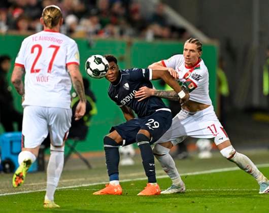 28.10.2025, Fussball DFB-Pokal 2025 2026, 2.Runde, FC Augsburg - VfL Bochum, in der WWK-Arena Augsburg. v.l. Marius Wolf (FC Augsburg), Farid Alfa-Ruprecht (VfL Bochum) und Kristjan Jakic (FC Augsburg)