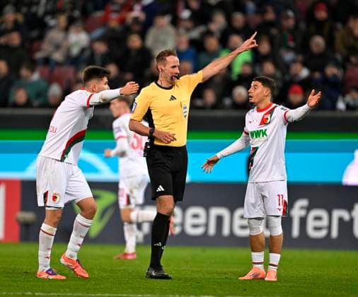 28.10.2025, Fussball DFB-Pokal 2025 2026, 2.Runde, FC Augsburg - VfL Bochum, in der WWK-Arena Augsburg. Schiedsrichter Sascha Stegemann (Deutschland) gestikuliert. Ismael Gharbi (FC Augsburg)