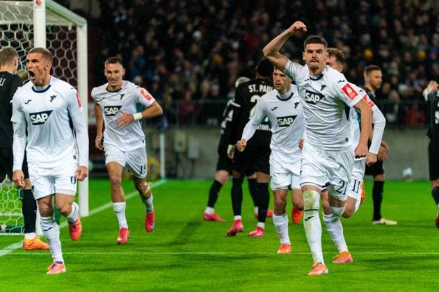 Tor zum 1:1 Grischa Proemel (TSG 1899 Hoffenheim, 06), jubelt Jubel mit Albian Hajdari (TSG 1899 Hoffenheim, 21), Tim Lemperle (TSG 1899 Hoffenheim, 19), GER, FC St. Pauli vs. TSG 1899 Hoffenheim, Fußball, DFB Pokal, 2. Runde, Saison 2025 2026, 28.10.2025 DFL REGULATIONS PROHIBIT ANY USE OF PHOTOGRAPHS AS IMAGE SEQUENCES AND OR QUASI-VIDEO GER, FC St. Pauli vs. TSG 1899 Hoffenheim, Fußball, DFB Pokal, 2. Runde, Saison 2025 2026, 28.10.2025 Hamburg Copyright: xEibner-Pressefoto MaxxVincenx EP_MVN