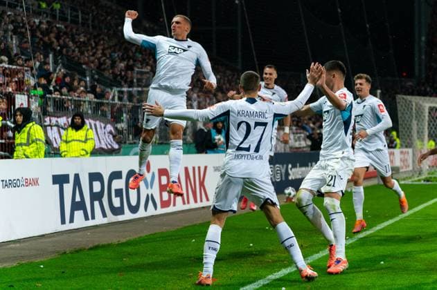 Tor zum 1:1 Grischa Proemel (TSG 1899 Hoffenheim, 06) jubelt Jubel im Sprung, Andrej Kramaric (TSG 1899 Hoffenheim, 27), Albian Hajdari (TSG 1899 Hoffenheim, 21), Fisnik Asllani (TSG 1899 Hoffenheim, 11), GER, FC St. Pauli vs. TSG 1899 Hoffenheim, Fußball, DFB Pokal, 2. Runde, Saison 2025 2026, 28.10.2025 DFL REGULATIONS PROHIBIT ANY USE OF PHOTOGRAPHS AS IMAGE SEQUENCES AND OR QUASI-VIDEO GER, FC St. Pauli vs. TSG 1899 Hoffenheim, Fußball, DFB Pokal, 2. Runde, Saison 2025 2026, 28.10.2025 Hamburg Copyright: xEibner-Pressefoto MaxxVincenx EP_MVN