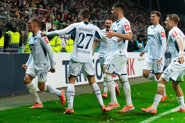 Tor zum 1:1 Grischa Proemel (TSG 1899 Hoffenheim, 06), jubelt Jubel mit Andrej Kramaric (TSG 1899 Hoffenheim, 27), Albian Hajdari (TSG 1899 Hoffenheim, 21), Fisnik Asllani (TSG 1899 Hoffenheim, 11), Alexander Prass (TSG 1899 Hoffenheim, 22) vor den Fans, GER, FC St. Pauli vs. TSG 1899 Hoffenheim, Fußball, DFB Pokal, 2. Runde, Saison 2025 2026, 28.10.2025 DFL REGULATIONS PROHIBIT ANY USE OF PHOTOGRAPHS AS IMAGE SEQUENCES AND OR QUASI-VIDEO GER, FC St. Pauli vs. TSG 1899 Hoffenheim, Fußball, DFB Pokal, 2. Runde, Saison 2025 2026, 28.10.2025 Hamburg Copyright: xEibner-Pressefoto MaxxVincenx EP_MVN