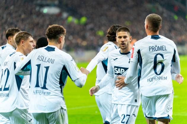 Tor zum 1:1 Grischa Proemel (TSG 1899 Hoffenheim, 06), jubelt Jubel mit der Mannschaft, Alexander Prass (TSG 1899 Hoffenheim, 22), Fisnik Asllani (TSG 1899 Hoffenheim, 11), Andrej Kramaric (TSG 1899 Hoffenheim, 27), GER, FC St. Pauli vs. TSG 1899 Hoffenheim, Fußball, DFB Pokal, 2. Runde, Saison 2025 2026, 28.10.2025 DFL REGULATIONS PROHIBIT ANY USE OF PHOTOGRAPHS AS IMAGE SEQUENCES AND OR QUASI-VIDEO GER, FC St. Pauli vs. TSG 1899 Hoffenheim, Fußball, DFB Pokal, 2. Runde, Saison 2025 2026, 28.10.2025 Hamburg Copyright: xEibner-Pressefoto MaxxVincenx EP_MVN