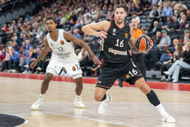 Theo Maledon 12 (Real Madrid), im Zweikampf mit Stefan Jovic 16 (FC Bayern Basketball), FC Bayern Basketball vs. Real Madrid, EuroLeague 7. Spieltag, 28.10.2025 Muenchen Bayern Deutschland