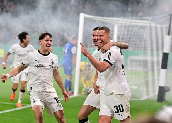 28.10.2025; Moenchengladbach; Fussball, Herren, Saison 2025 2026, DFB-Pokal, 2. Hauptrunde, Borussia Moenchengladbach vs. Karlsruher SC Torjubel Gladbach nach dem Tor zum 1-0 bei v. li. Philipp Sander (Gladbach), Kevin Diks (Gladbach), Torschuetze Nico Elvedi (Gladbach) DFL regulations prohibit any use of photographs as image sequences and or quasi-video. Borussia-Park NRW Deutschland