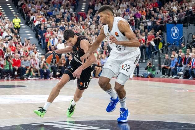 Vladimir Lucic 11 (FC Bayern Basketball) im Zweikampf mit Walter Tavares 22 (Real Madrid), FC Bayern Basketball vs. Real Madrid, EuroLeague 7. Spieltag, 28.10.2025 Muenchen Bayern Deutschland