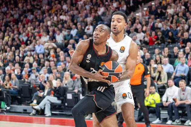 Trey Lyles 0 (Real Madrid) im Zweikampf mit Isiaha Mike 22 (FC Bayern Basketball), FC Bayern Basketball vs. Real Madrid, EuroLeague 7. Spieltag, 28.10.2025 Muenchen Bayern Deutschland