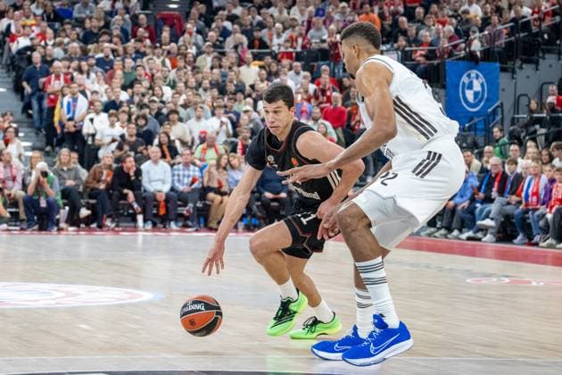 Vladimir Lucic 11 (FC Bayern Basketball) im Zweikampf mit Walter Tavares 22 (Real Madrid), FC Bayern Basketball vs. Real Madrid, EuroLeague 7. Spieltag, 28.10.2025 Muenchen Bayern Deutschland