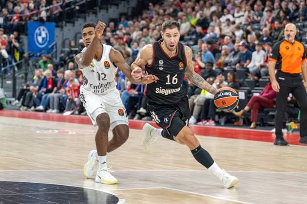 Theo Maledon 12 (Real Madrid) im Zweikampf mit Stefan Jovic 16 (FC Bayern Basketball), FC Bayern Basketball vs. Real Madrid, EuroLeague 7. Spieltag, 28.10.2025 Muenchen Bayern Deutschland