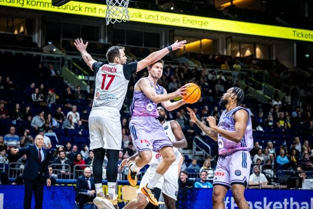 Basketball Berlin 28.10.2025 Saison 2025 2026 Basketball Champions League (BCL) Alba Berlin - ERA Basketball Nymburk Martin Hermannsson (Alba Berlin, No.15) Jaromir Bohacik (Nymburg, No.17)