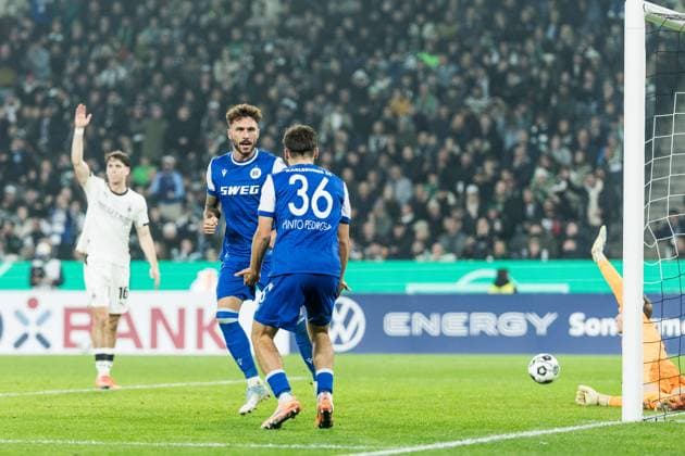 DFB Pokal: Borussia Moenchengladbach vs. Karlsruher SC, 28.10.2025 MOENCHENGLADBACH, GERMANY - OCTOBER 28: Fabian Schleusener (Karlsruher SC, 24) celebrates scoring the 2:1 goal during the DFB Pokal match between Borussia Moenchengladbach vs. Karlsruher SC at Borussia Park on matchday 2 of DFB Pokal on October 28, 2025 in Moenchengladbach, Germany. DFB REGULATIONS PROHIBIT ANY USE OF PHOTOGRAPHS AS IMAGE SEQUENCES AND OR QUASI-VIDEO. Copyright: xBEAUTIFULxSPORTS Wunderlx